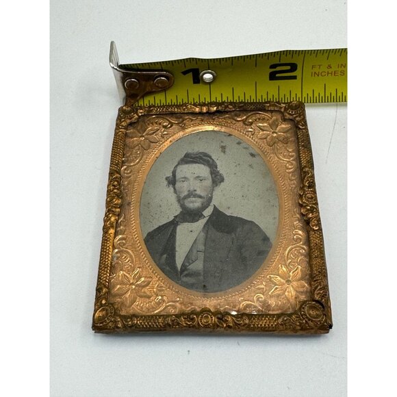Antique Victorian Daguerreotype Of Serious Bearded Man In Ornate Frame - Picture 4 of 9
